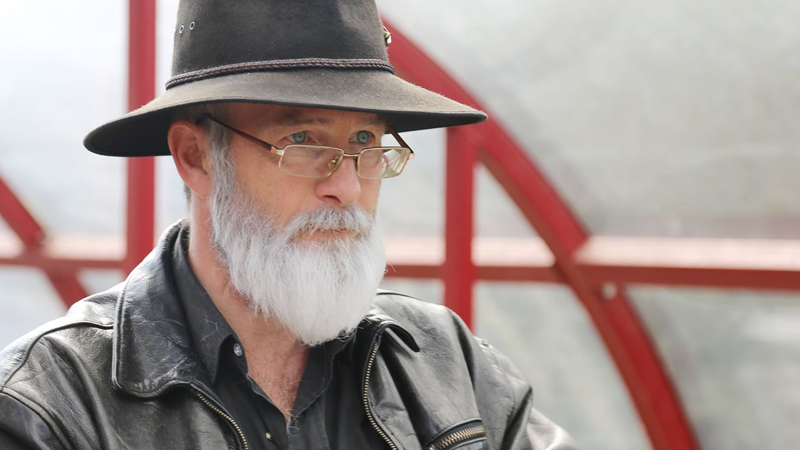 Kaye in his full getup as Pratchett in Back in Black.